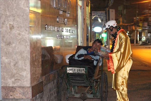 Di Lặc Du Xuân: Đức Phật Di Lặc với người nghèo