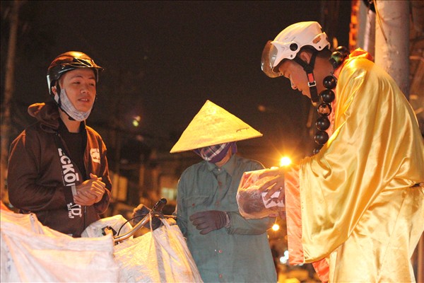 Di Lặc Du Xuân: Đức Phật Di Lặc với người nghèo
