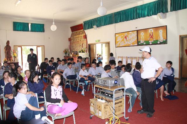 Buổi Chiếu Phim Tại Chùa Quang Minh, Melbourne, Úc Châu Được Thành Công Viên Mãn