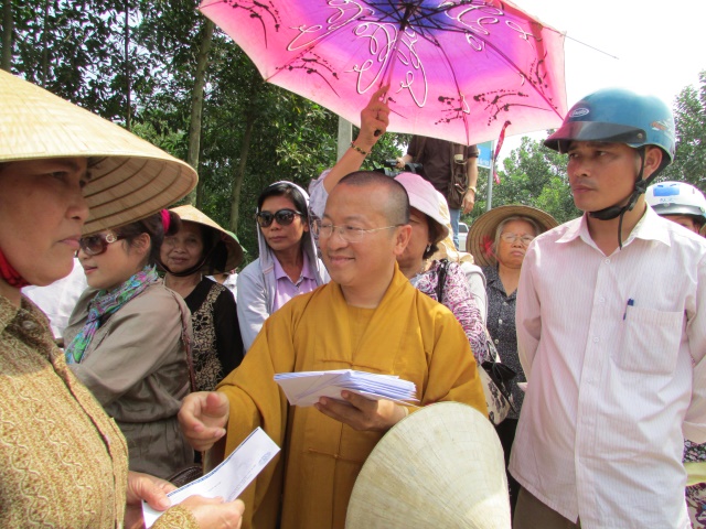 Quỹ Từ thiện Đạo Phật Ngày Nay cứu trợ miền Trung đợt 2 tại Hà Tĩnh và Đà Nẵng