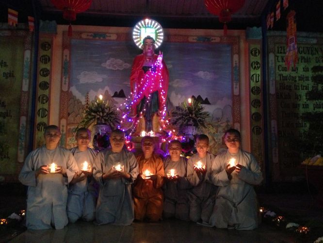 Đồng Nai: Lung linh đêm đốt nến tri ân tại chùa Lâm Bửu