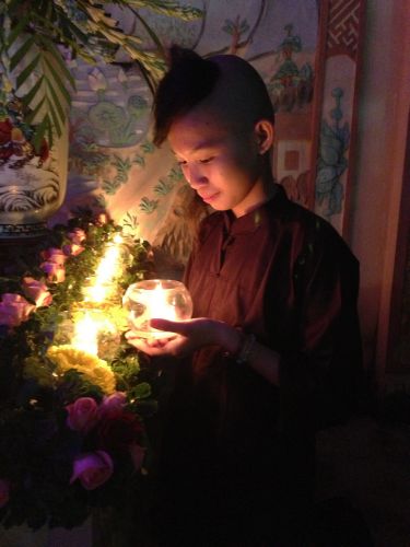 Đồng Nai: Lung linh đêm đốt nến tri ân tại chùa Lâm Bửu