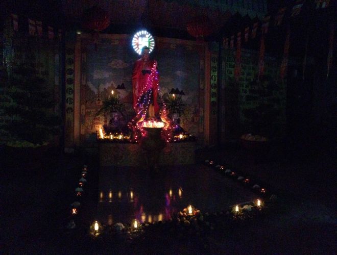 Đồng Nai: Lung linh đêm đốt nến tri ân tại chùa Lâm Bửu