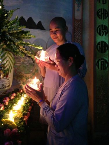 Đồng Nai: Lung linh đêm đốt nến tri ân tại chùa Lâm Bửu