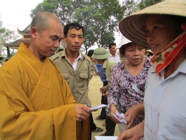 Quỹ Từ thiện Đạo Phật Ngày Nay cứu trợ miền Trung đợt 2 tại Hà Tĩnh và Đà Nẵng