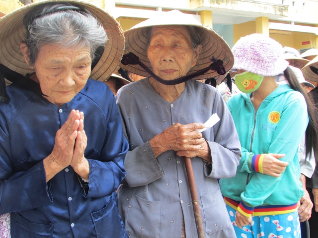 Quỹ Từ thiện Đạo Phật Ngày Nay cứu trợ miền Trung đợt 2 tại Hà Tĩnh và Đà Nẵng