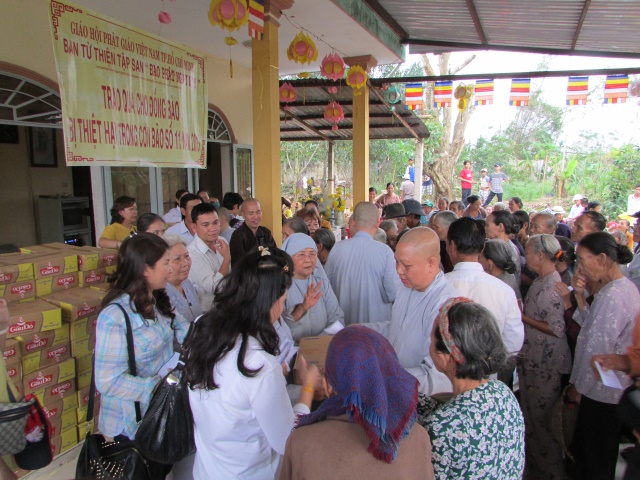 Quỹ Từ thiện Đạo Phật Ngày Nay cứu trợ miền Trung đợt 2 tại Hà Tĩnh và Đà Nẵng