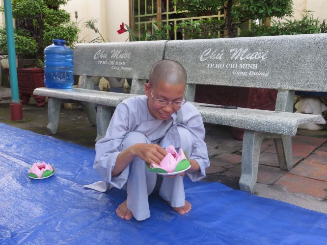 Đồng Nai: Lung linh đêm đốt nến tri ân tại chùa Lâm Bửu