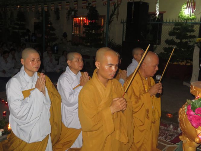Đồng Nai: Lung linh đêm đốt nến tri ân tại chùa Lâm Bửu