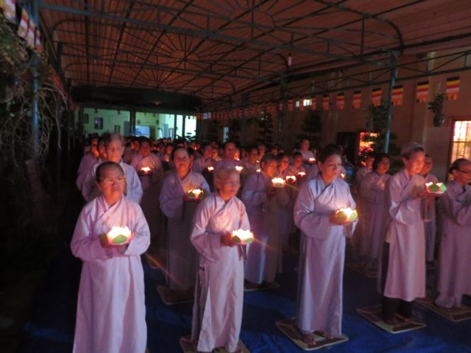 Đồng Nai: Lung linh đêm đốt nến tri ân tại chùa Lâm Bửu