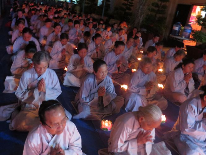 Đồng Nai: Lung linh đêm đốt nến tri ân tại chùa Lâm Bửu