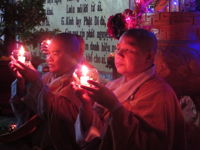 Đồng Nai: Lung linh đêm đốt nến tri ân tại chùa Lâm Bửu