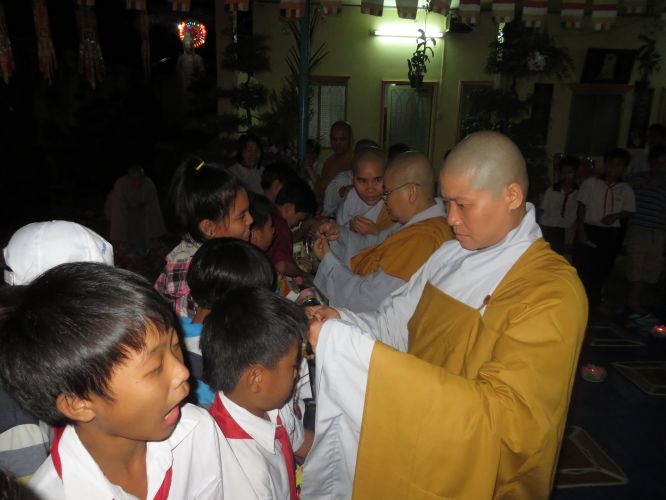 Đồng Nai: Lung linh đêm đốt nến tri ân tại chùa Lâm Bửu