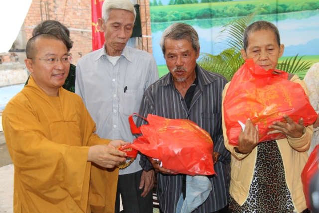 Quỹ Từ Thiện ĐPNN: Chương trình Quà Tết Yêu Thương 2014 đợt 3 tại chùa Giác Ngộ