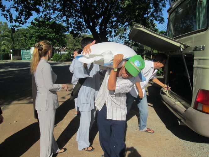 Bình Dương: Thầy Thích Thiện Đạt mang yêu thương đến Trung Tâm Bảo Trợ xã hội Chánh Phú Hoà