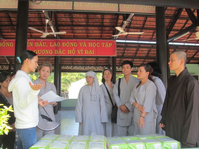 Bình Dương: Thầy Thích Thiện Đạt mang yêu thương đến Trung Tâm Bảo Trợ xã hội Chánh Phú Hoà