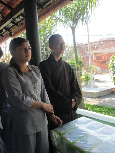 Bình Dương: Thầy Thích Thiện Đạt mang yêu thương đến Trung Tâm Bảo Trợ xã hội Chánh Phú Hoà
