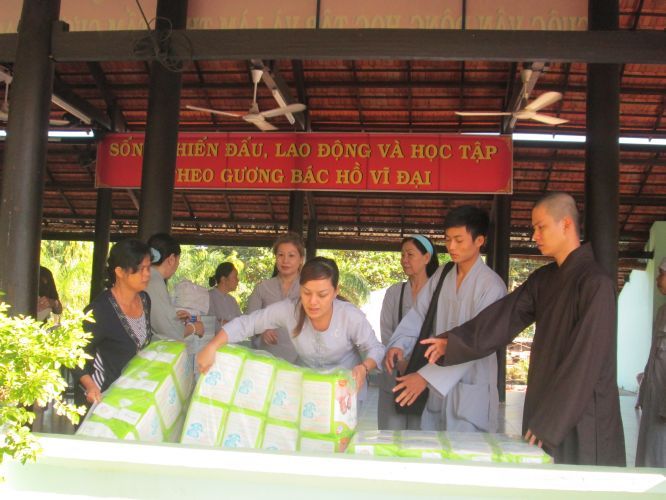 Bình Dương: Thầy Thích Thiện Đạt mang yêu thương đến Trung Tâm Bảo Trợ xã hội Chánh Phú Hoà