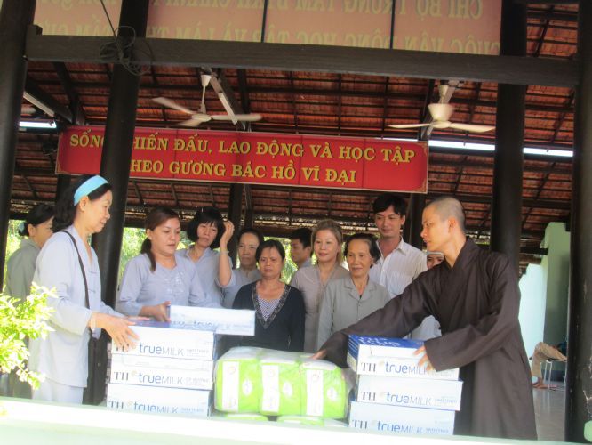 Bình Dương: Thầy Thích Thiện Đạt mang yêu thương đến Trung Tâm Bảo Trợ xã hội Chánh Phú Hoà