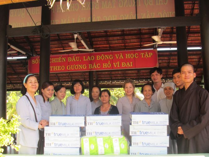 Bình Dương: Thầy Thích Thiện Đạt mang yêu thương đến Trung Tâm Bảo Trợ xã hội Chánh Phú Hoà