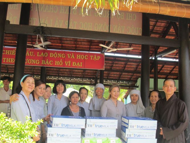 Bình Dương: Thầy Thích Thiện Đạt mang yêu thương đến Trung Tâm Bảo Trợ xã hội Chánh Phú Hoà