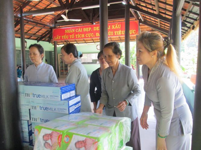 Bình Dương: Thầy Thích Thiện Đạt mang yêu thương đến Trung Tâm Bảo Trợ xã hội Chánh Phú Hoà