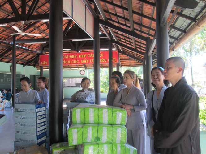 Bình Dương: Thầy Thích Thiện Đạt mang yêu thương đến Trung Tâm Bảo Trợ xã hội Chánh Phú Hoà