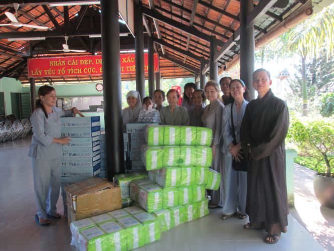 Bình Dương: Thầy Thích Thiện Đạt mang yêu thương đến Trung Tâm Bảo Trợ xã hội Chánh Phú Hoà