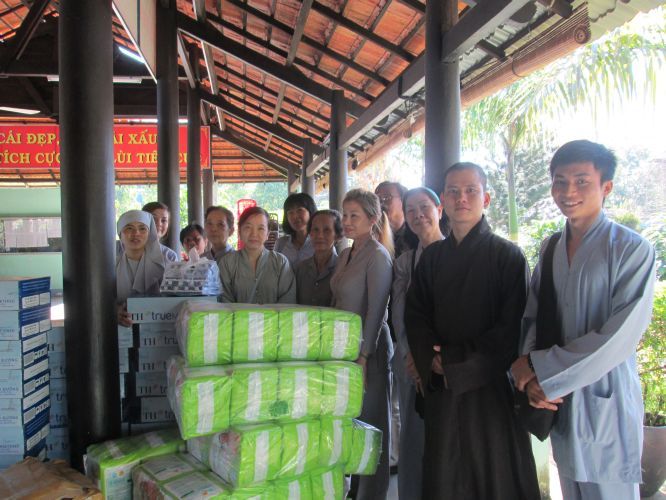 Bình Dương: Thầy Thích Thiện Đạt mang yêu thương đến Trung Tâm Bảo Trợ xã hội Chánh Phú Hoà