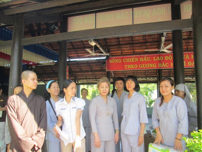 Bình Dương: Thầy Thích Thiện Đạt mang yêu thương đến Trung Tâm Bảo Trợ xã hội Chánh Phú Hoà