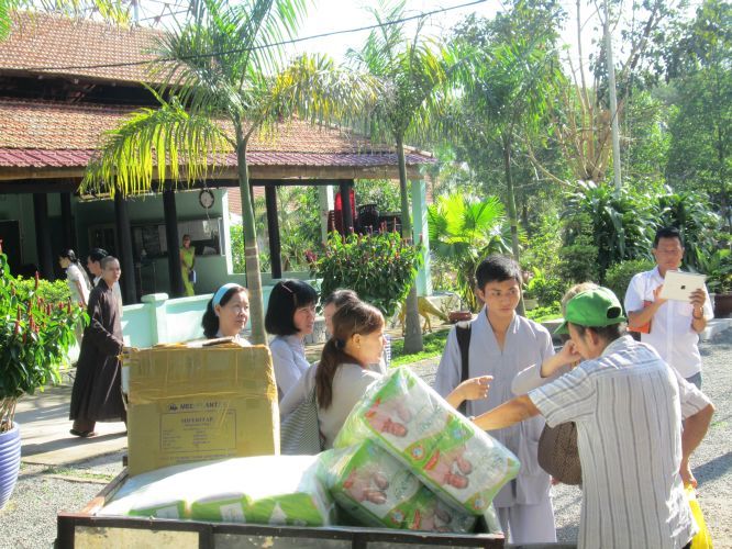 Bình Dương: Thầy Thích Thiện Đạt mang yêu thương đến Trung Tâm Bảo Trợ xã hội Chánh Phú Hoà