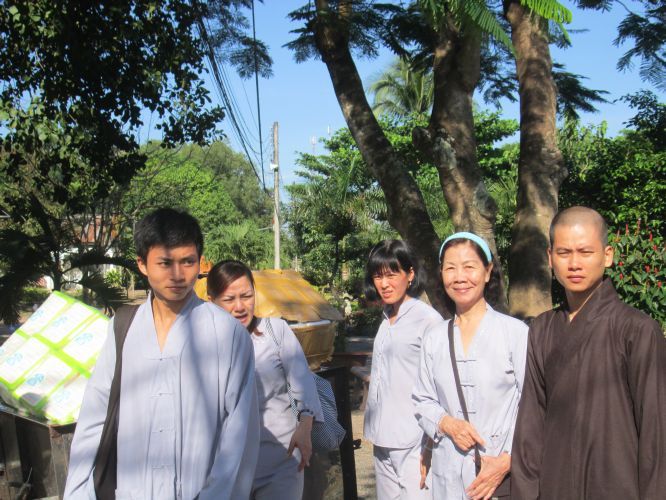 Bình Dương: Thầy Thích Thiện Đạt mang yêu thương đến Trung Tâm Bảo Trợ xã hội Chánh Phú Hoà