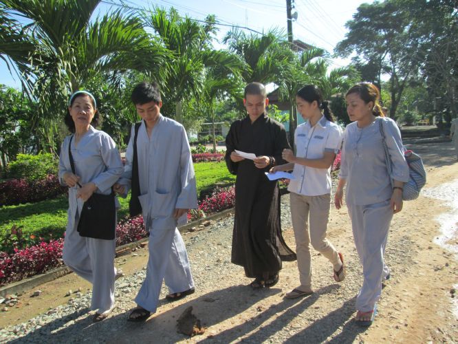 Bình Dương: Thầy Thích Thiện Đạt mang yêu thương đến Trung Tâm Bảo Trợ xã hội Chánh Phú Hoà