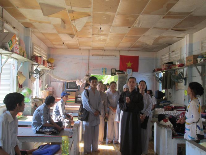 Bình Dương: Thầy Thích Thiện Đạt mang yêu thương đến Trung Tâm Bảo Trợ xã hội Chánh Phú Hoà