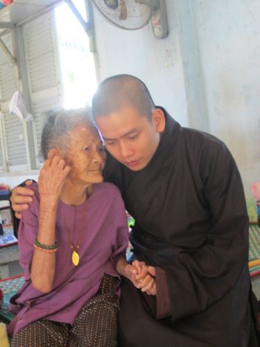 Bình Dương: Thầy Thích Thiện Đạt mang yêu thương đến Trung Tâm Bảo Trợ xã hội Chánh Phú Hoà