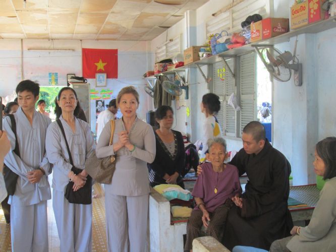 Bình Dương: Thầy Thích Thiện Đạt mang yêu thương đến Trung Tâm Bảo Trợ xã hội Chánh Phú Hoà