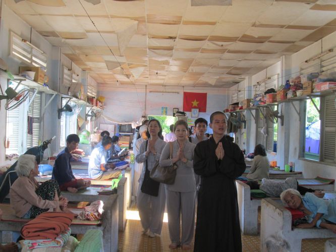 Bình Dương: Thầy Thích Thiện Đạt mang yêu thương đến Trung Tâm Bảo Trợ xã hội Chánh Phú Hoà