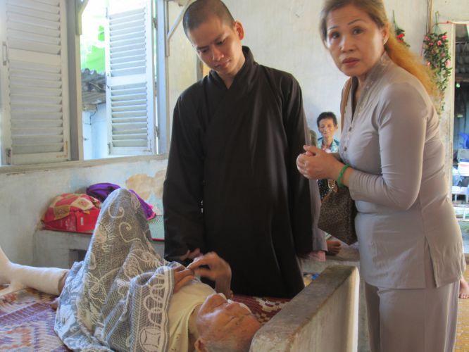 Bình Dương: Thầy Thích Thiện Đạt mang yêu thương đến Trung Tâm Bảo Trợ xã hội Chánh Phú Hoà
