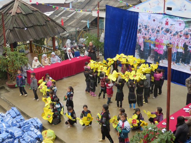 Lào Cai: Hội Khai Tâm và Hội 14 Chữ với chương trình thiện nguyện “Áo Ấm Yêu Thương”
