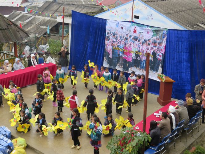 Lào Cai: Hội Khai Tâm và Hội 14 Chữ với chương trình thiện nguyện “Áo Ấm Yêu Thương”
