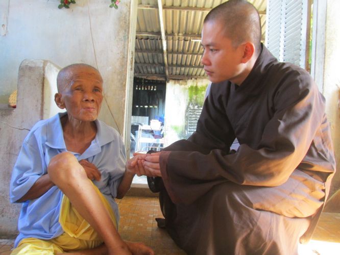 Bình Dương: Thầy Thích Thiện Đạt mang yêu thương đến Trung Tâm Bảo Trợ xã hội Chánh Phú Hoà