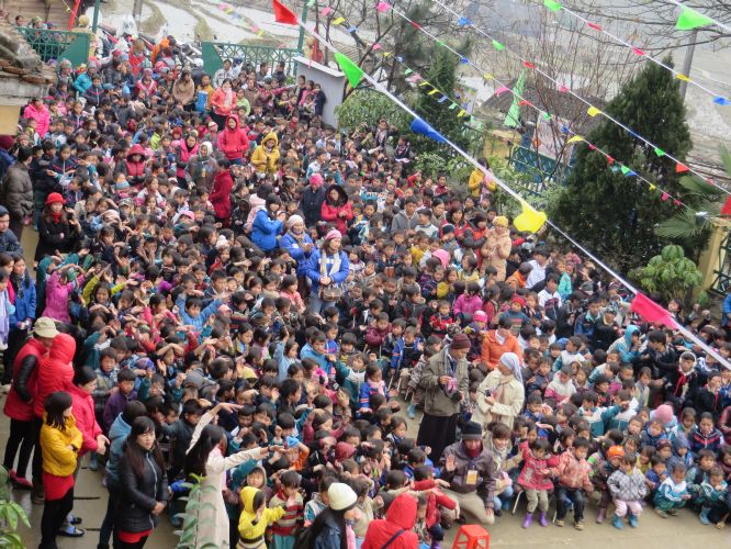 Lào Cai: Hội Khai Tâm và Hội 14 Chữ với chương trình thiện nguyện “Áo Ấm Yêu Thương”