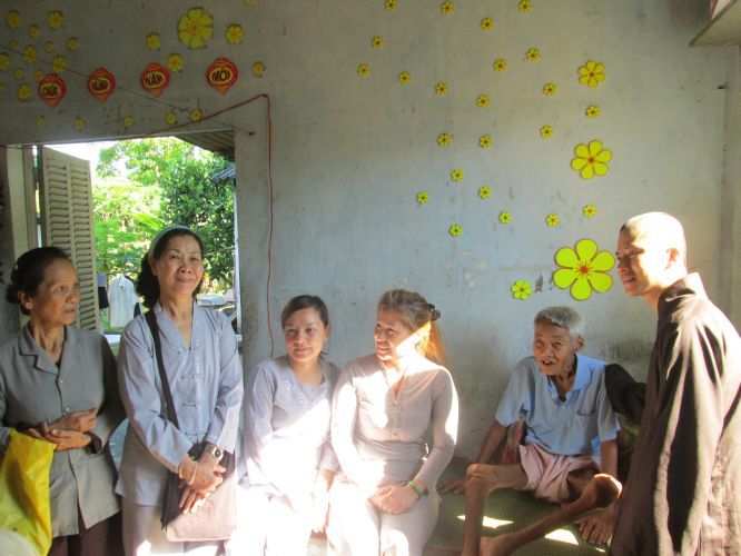 Bình Dương: Thầy Thích Thiện Đạt mang yêu thương đến Trung Tâm Bảo Trợ xã hội Chánh Phú Hoà