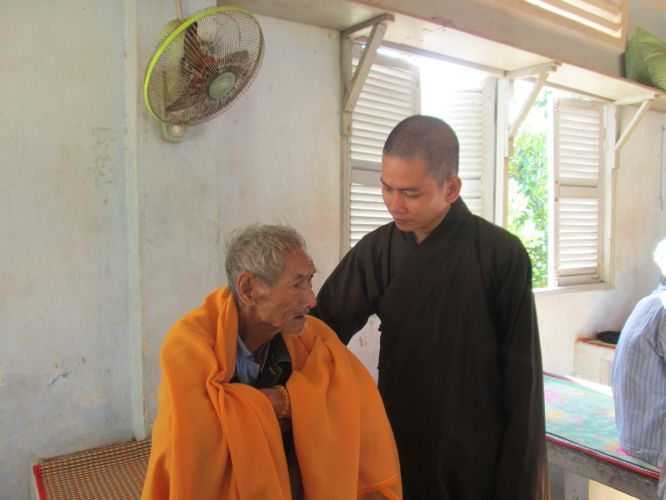 Bình Dương: Thầy Thích Thiện Đạt mang yêu thương đến Trung Tâm Bảo Trợ xã hội Chánh Phú Hoà