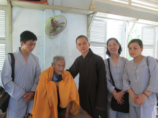 Bình Dương: Thầy Thích Thiện Đạt mang yêu thương đến Trung Tâm Bảo Trợ xã hội Chánh Phú Hoà