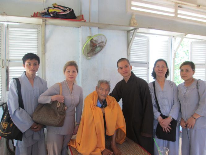 Bình Dương: Thầy Thích Thiện Đạt mang yêu thương đến Trung Tâm Bảo Trợ xã hội Chánh Phú Hoà
