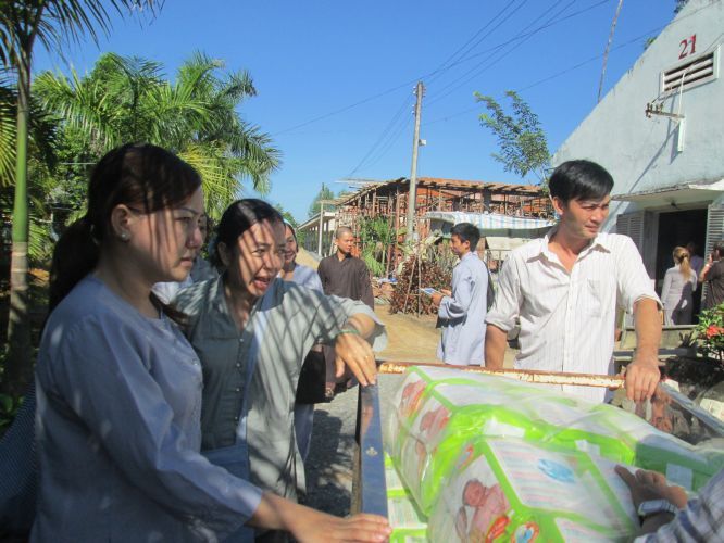 Bình Dương: Thầy Thích Thiện Đạt mang yêu thương đến Trung Tâm Bảo Trợ xã hội Chánh Phú Hoà