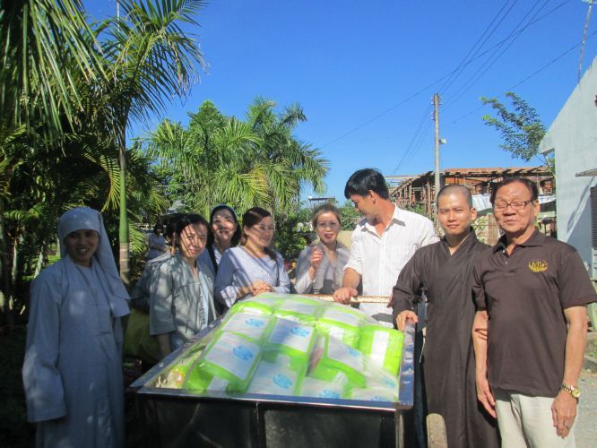 Bình Dương: Thầy Thích Thiện Đạt mang yêu thương đến Trung Tâm Bảo Trợ xã hội Chánh Phú Hoà