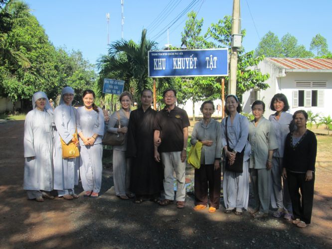 Bình Dương: Thầy Thích Thiện Đạt mang yêu thương đến Trung Tâm Bảo Trợ xã hội Chánh Phú Hoà
