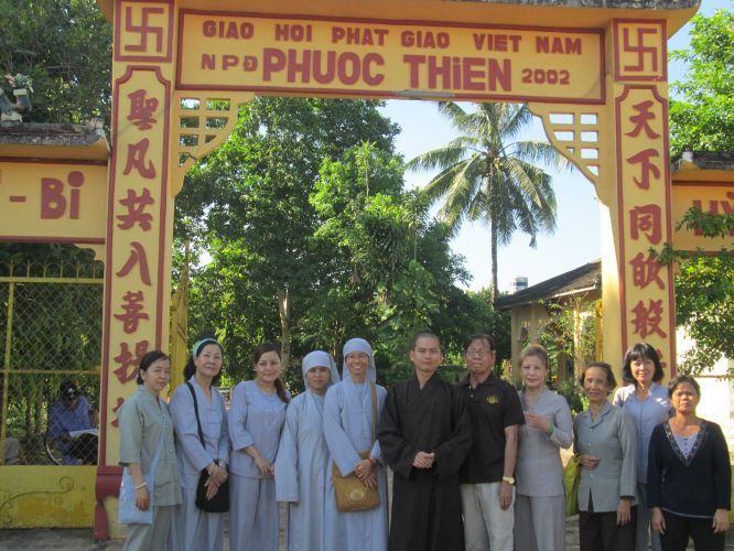Bình Dương: Thầy Thích Thiện Đạt mang yêu thương đến Trung Tâm Bảo Trợ xã hội Chánh Phú Hoà